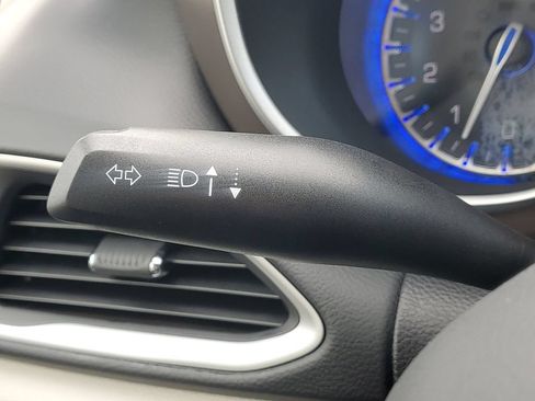 Used 2018 Chrysler Pacifica Touring-L FWD image 18