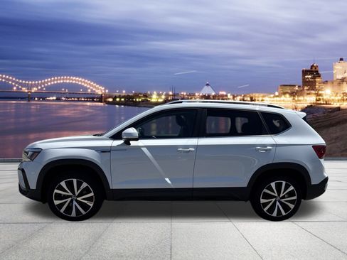 Used 2024 Volkswagen Taos SE image 2