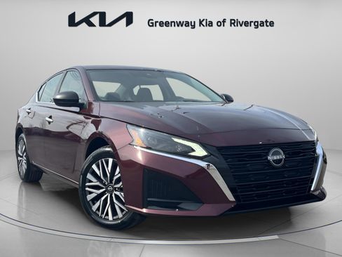 Used 2024 Nissan Altima 2.5 SV image 1