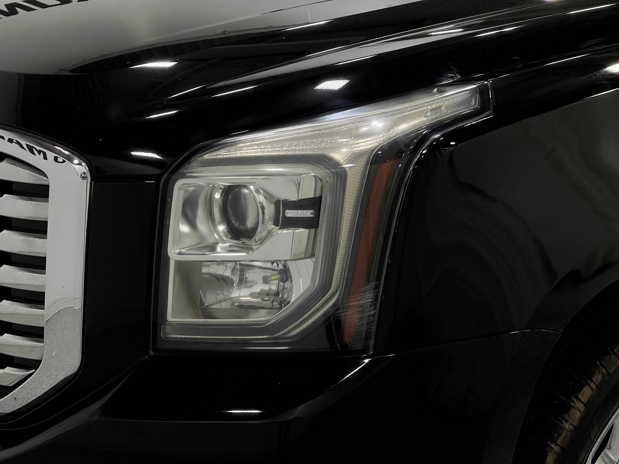Used 2019 GMC Yukon SLT w/ Premium Edition AWD/4WD image 35