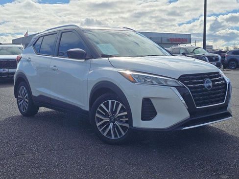 Used 2022 Nissan Kicks SV image 1