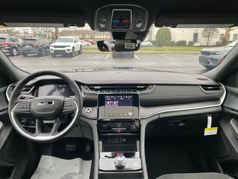 New 2025 Jeep Grand Cherokee Altitude image 21