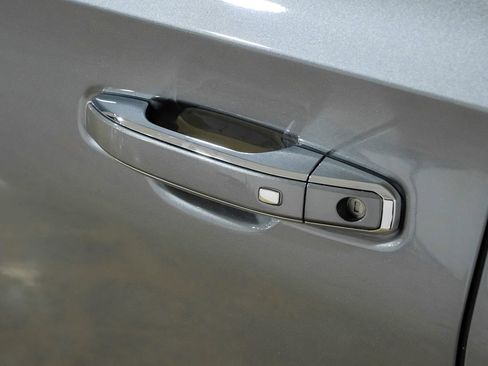 Used 2022 GMC Yukon XL SLT w/ SLT Premium Package image 41