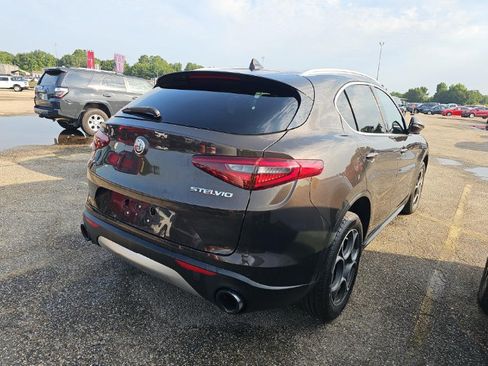 Used 2018 Alfa Romeo Stelvio AWD image 2