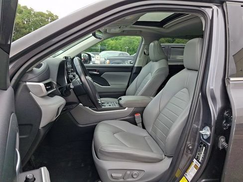 Used 2021 Toyota Highlander XLE AWD/4WD image 14