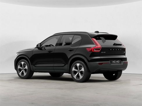 Certified 2025 Volvo XC40 B5 Plus image 3