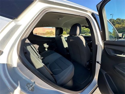 Used 2023 Chevrolet Bolt EUV LT w/ Driver Confidence Package image 17