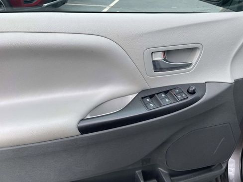 Used 2020 Toyota Sienna LE image 25