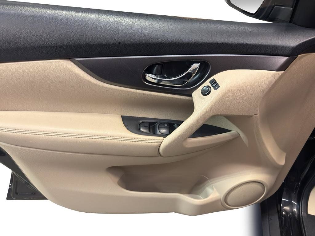 Used 2016 Nissan Rogue SV AWD/4WD image 15