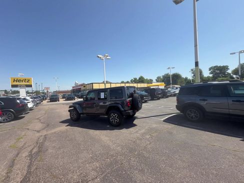 Used 2025 Jeep Wrangler Unlimited Sahara AWD/4WD image 15