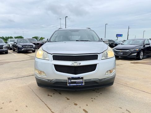 Used 2011 Chevrolet Traverse LT FWD image 2