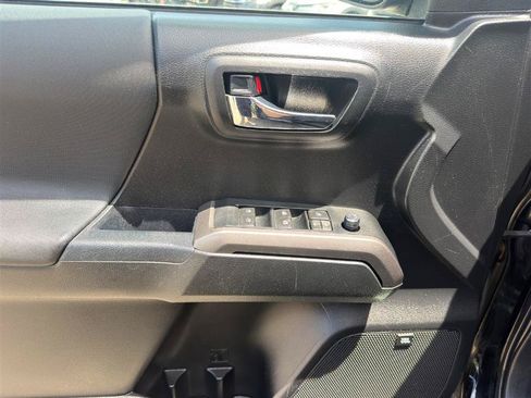 Used 2017 Toyota Tacoma TRD Sport RWD image 13