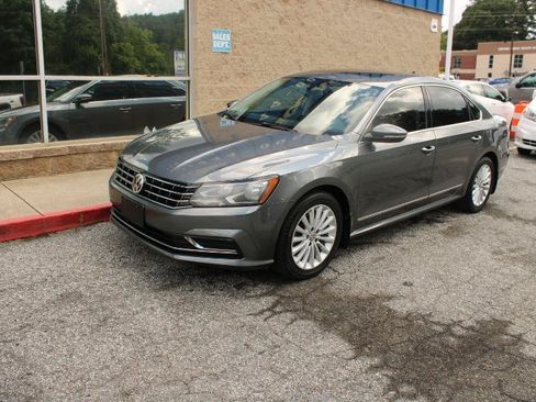 Used 2017 Volkswagen Passat 1.8T SE FWD image 3