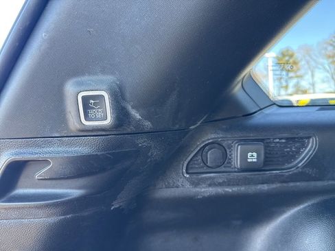 Used 2023 Jeep Grand Cherokee Limited image 14