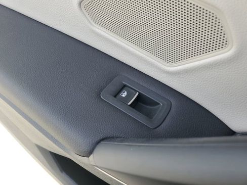 Used 2019 Volkswagen Tiguan SE w/ Panoramic Sunroof Package image 14