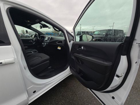 New 2026 Chrysler Pacifica Select image 10