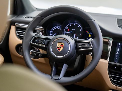 Certified 2026 Porsche Macan AWD/4WD image 12