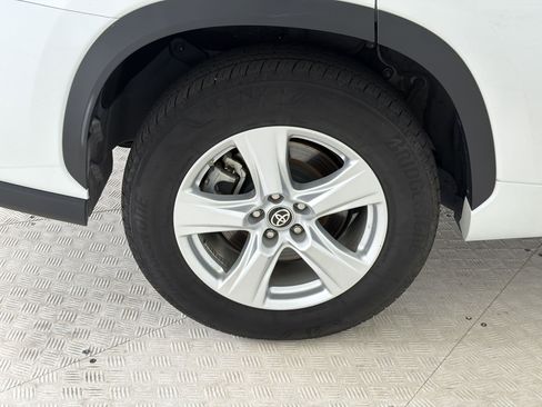 Used 2025 Toyota Highlander LE FWD image 12