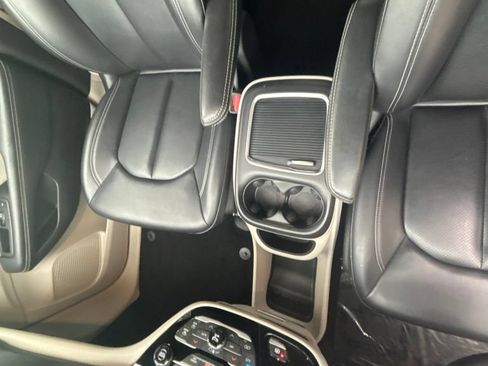 Used 2023 Chrysler Pacifica Touring-L FWD image 15