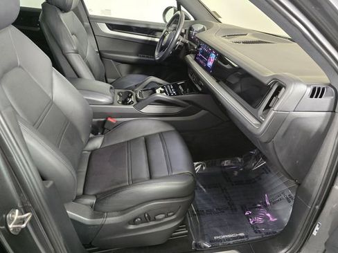 Used 2024 Porsche Cayenne image 11