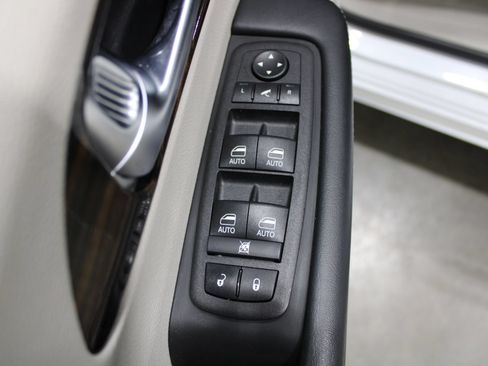 Used 2023 Chrysler Pacifica Limited FWD image 46