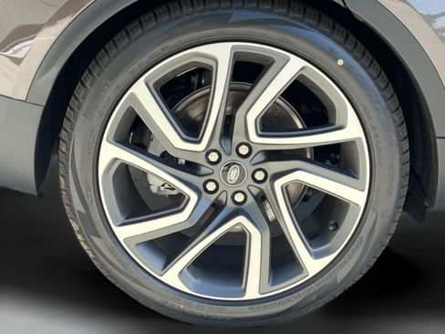 Used 2025 Land Rover Discovery S image 8