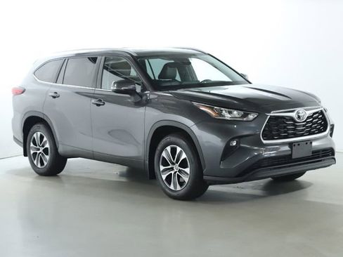 Used 2023 Toyota Highlander Limited image 4