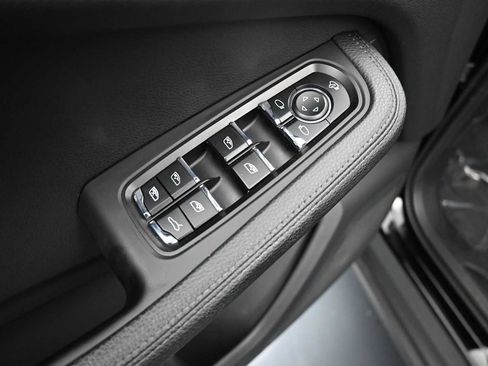 Certified 2024 Porsche Macan AWD/4WD image 8