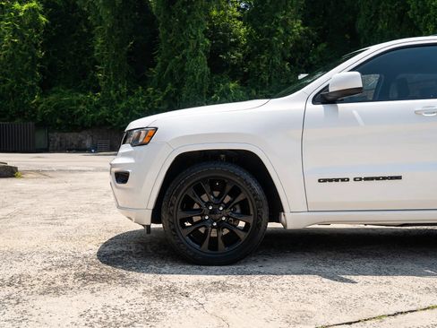 Used 2017 Jeep Grand Cherokee Altitude AWD/4WD image 3
