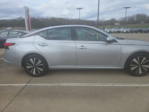 Used 2021 Nissan Altima 2.5 SV image 2