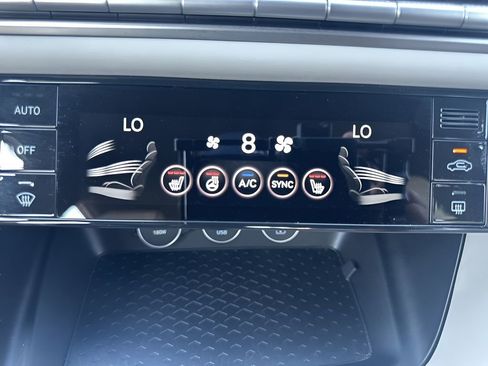 Used 2025 Genesis G70 2.5T image 21