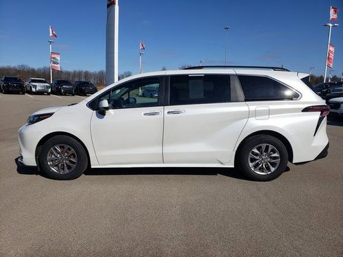 Used 2024 Toyota Sienna XLE image 9