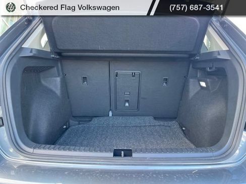 Used 2025 Volkswagen Taos SE FWD image 32
