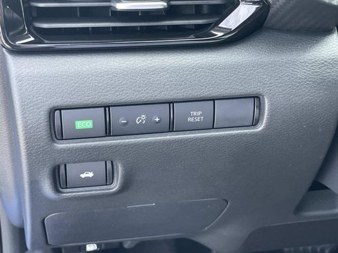 Used 2025 Nissan Sentra SV FWD image 17