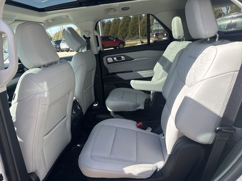 Used 2025 Ford Explorer Platinum w/ Ultimate Package AWD/4WD image 19
