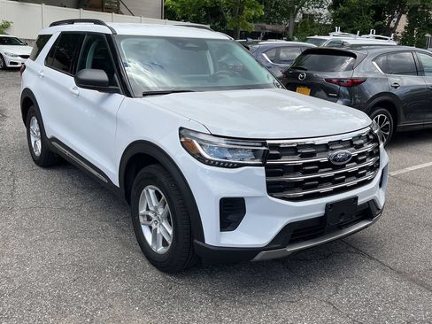 Used 2025 Ford Explorer Active AWD/4WD image 12