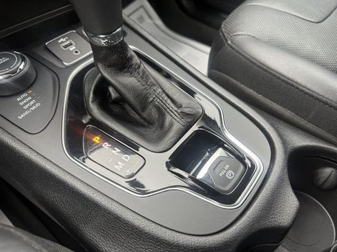 Used 2019 Jeep Cherokee Limited AWD/4WD image 20