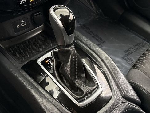 Used 2019 Nissan Rogue SV image 15