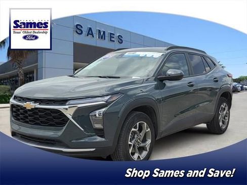Used 2025 Chevrolet Trax LT FWD image 1