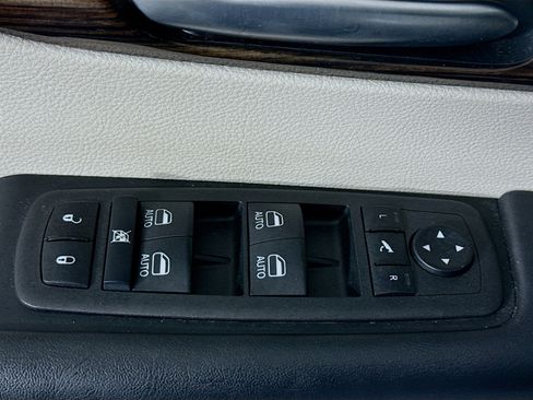 Used 2024 Chrysler Pacifica Limited image 24