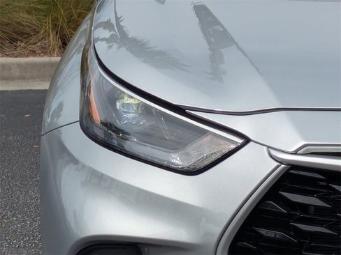 Certified 2023 Toyota Highlander XLE image 11