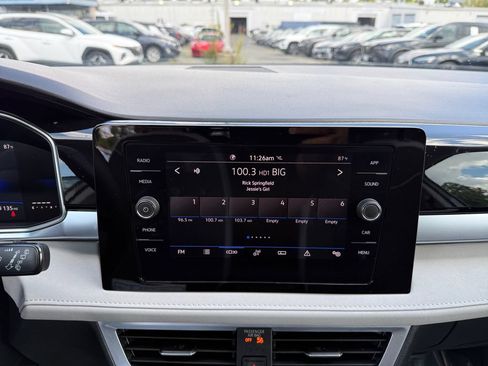 Used 2025 Volkswagen Taos SE w/ Panoramic Sunroof Package FWD image 19
