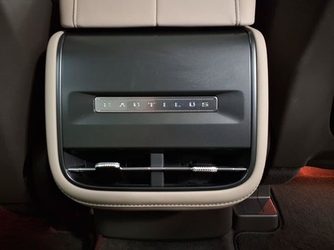 Used 2025 Lincoln Nautilus Premier AWD/4WD image 15
