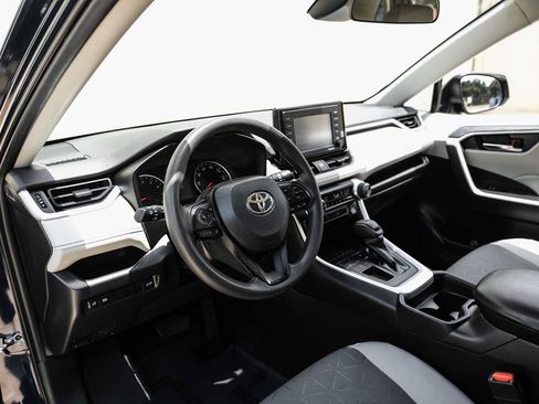 Used 2020 Toyota RAV4 XLE w/ Convenience Package FWD image 3