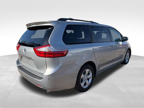 Used 2015 Toyota Sienna LE image 5