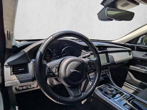 Used 2020 Jaguar XF Premium RWD image 10