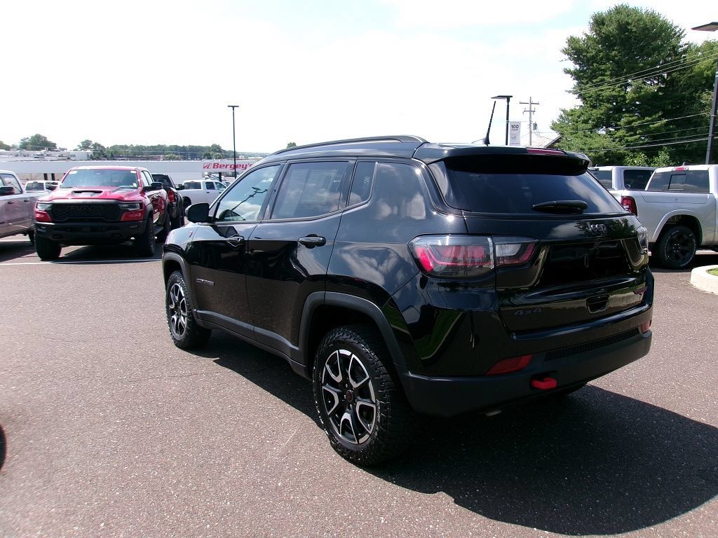 Certified 2025 Jeep Compass Trailhawk w/ Trailhawk Elite Group AWD/4WD image 4