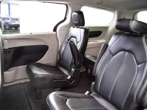 Used 2024 Chrysler Pacifica Touring-L FWD image 12