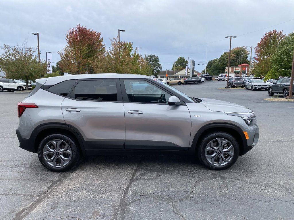 Used 2025 Kia Seltos LX AWD/4WD image 7