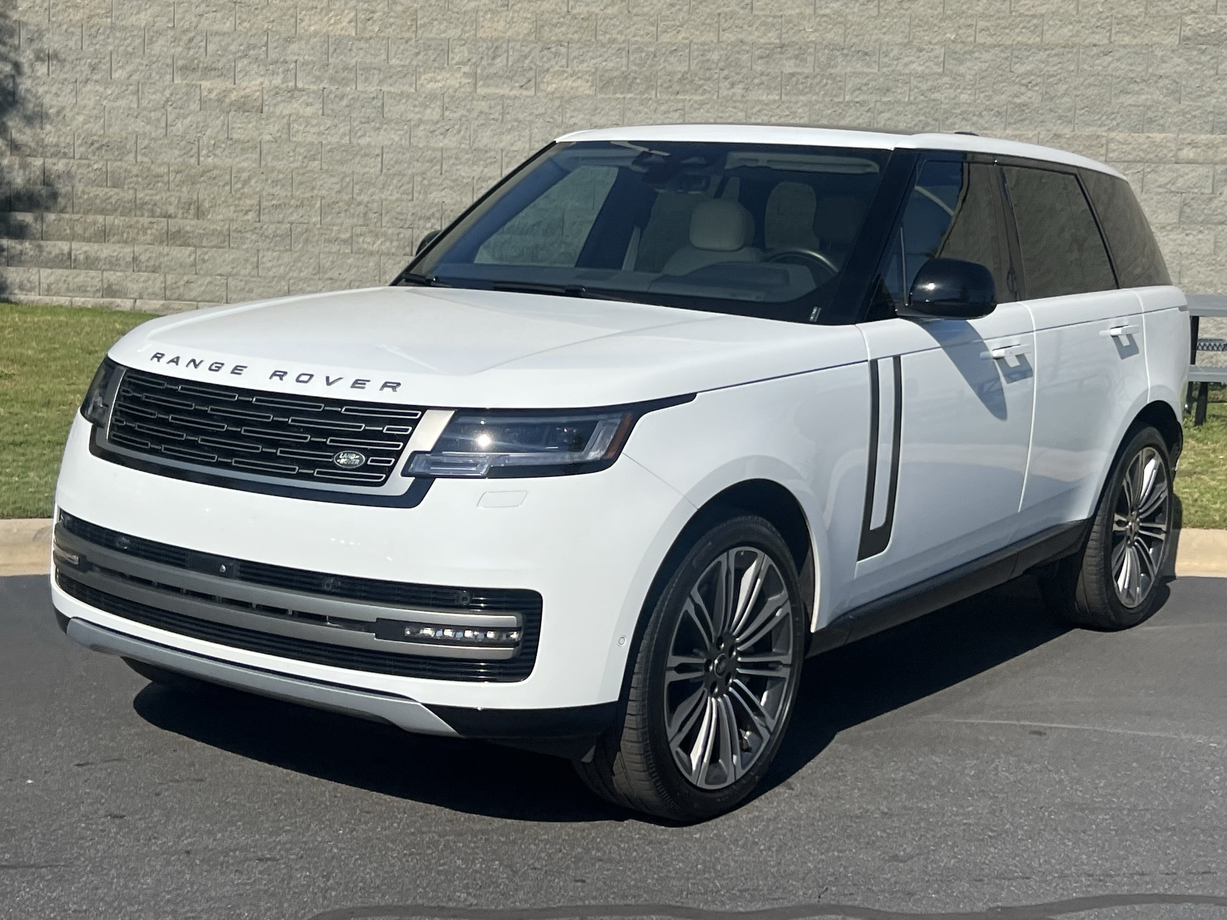 Used 2025 Land Rover Range Rover SE AWD/4WD image 2